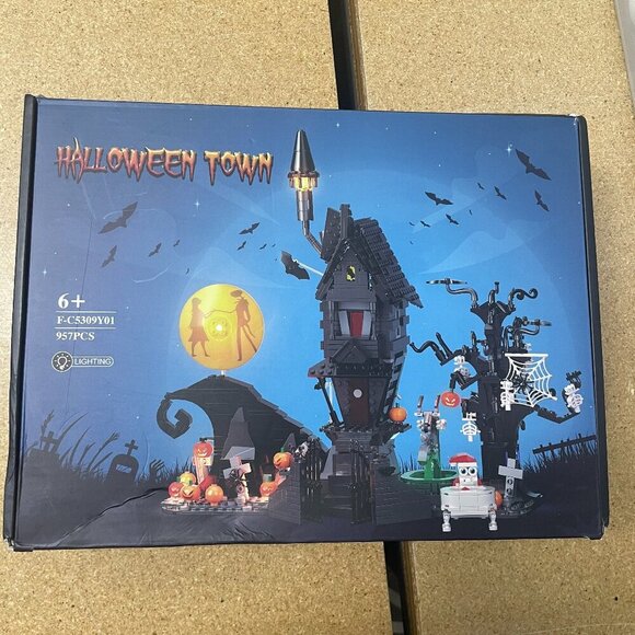 Halloween Town NEW 957 piece building set - Picture 1 of 2